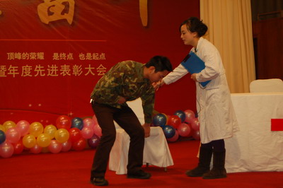 [成都商报]2012成都第三届单位春晚直播晚会，小品《看病》很给力。 