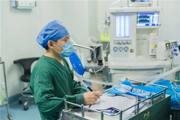 四川省生殖健康专科医院麻醉科主任罗俊良在手术中