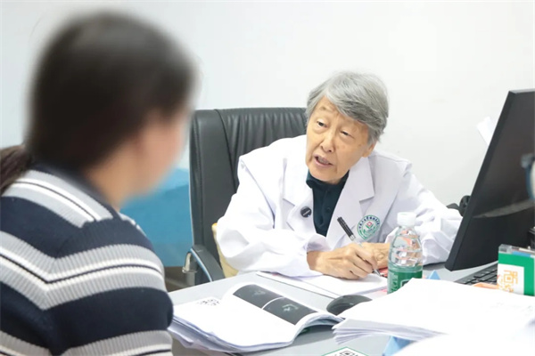 华西妇科教授杨延林看诊中