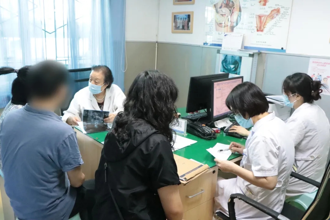 谢蜀祥主任看诊中