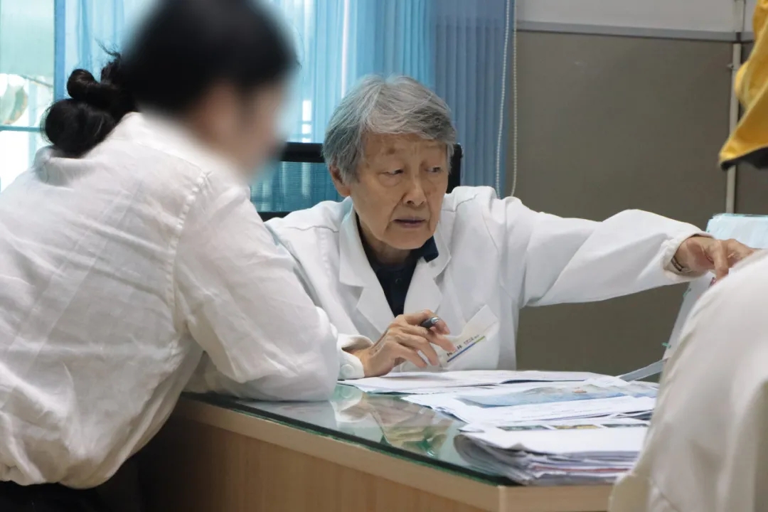 华西妇科杨延林教授看诊中