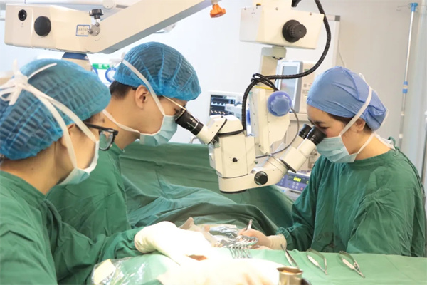 医生手术中