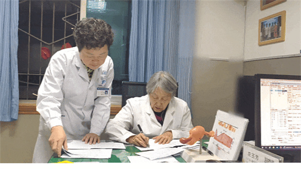 加班看诊的杨延林教授