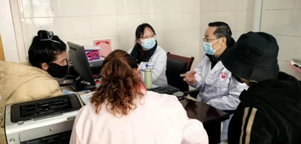 陈德新教授义诊交流中
