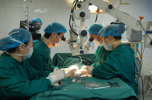 ▲我院专家为再生育患者实施显微外科手术，央视拍摄报道