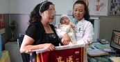 苦等10年  40岁的她如愿做母亲