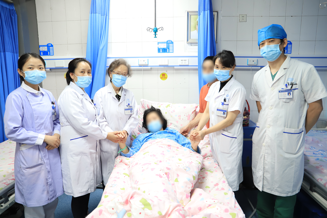 四川省生殖专科医院王院长与联合诊疗小组探望小梅